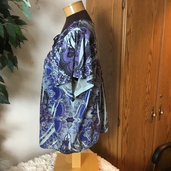 ROZ & Ali 1X keyhole tie front with cape sleeves floral lace detail in b… - Picture 4 of 14